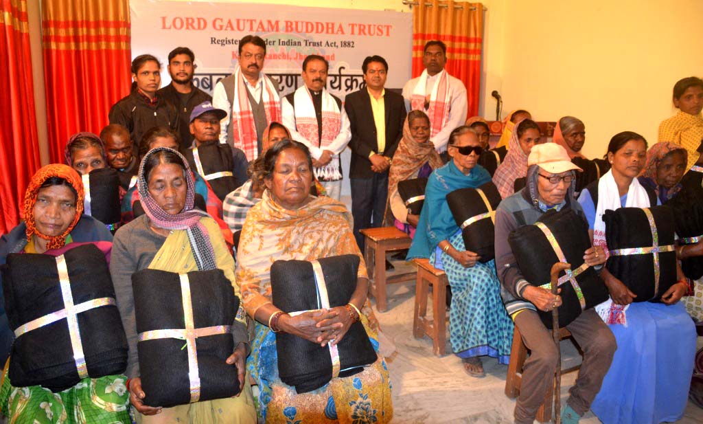 बुद्धा ट्रस्ट ने जरूरतमंद लोगों के बीच बांटे कंबल